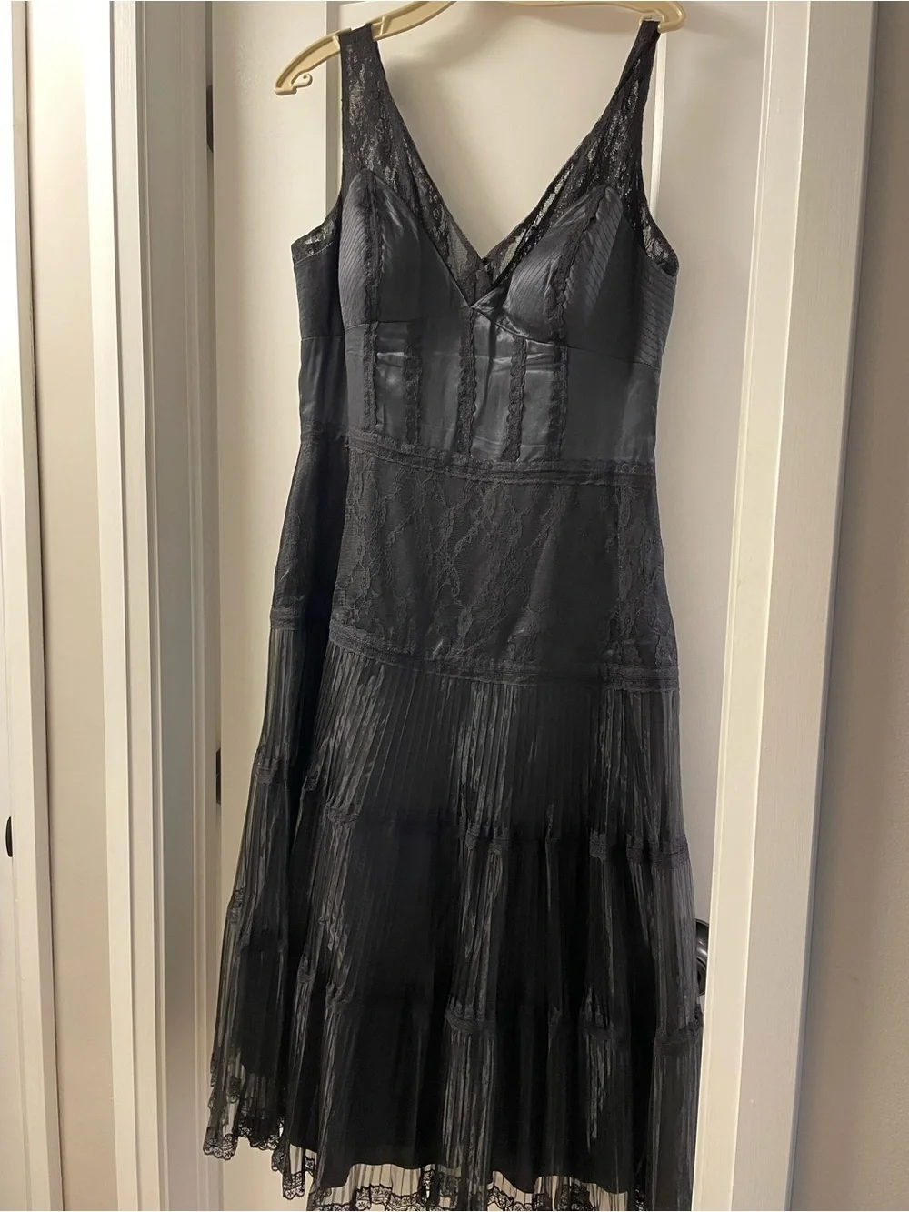 Simon Chang Black Lace V-Neck Pleated Midi Dress - Picture 12 of 15